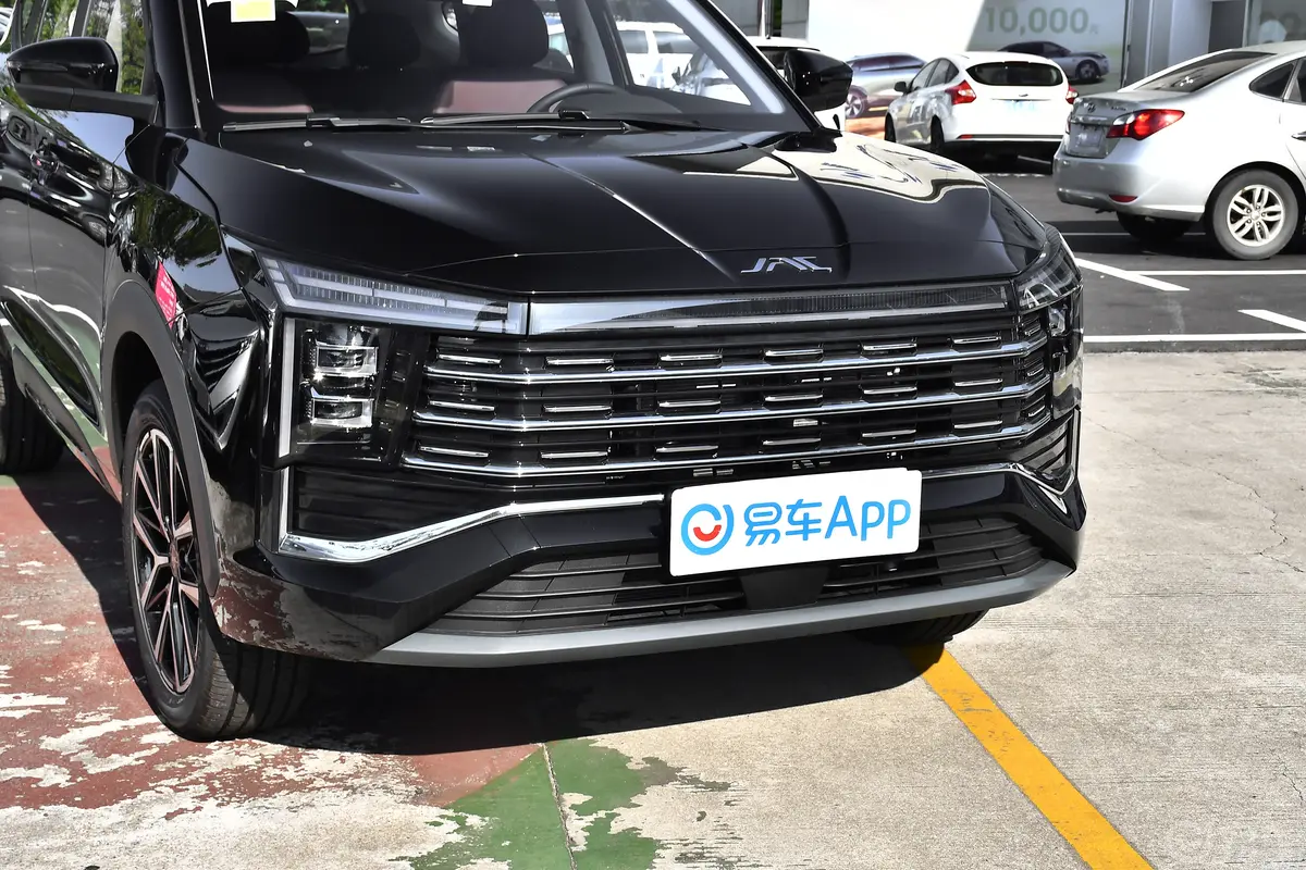 江淮X8 E家1.5T 110km 家兴版 5座前格栅侧俯拍
