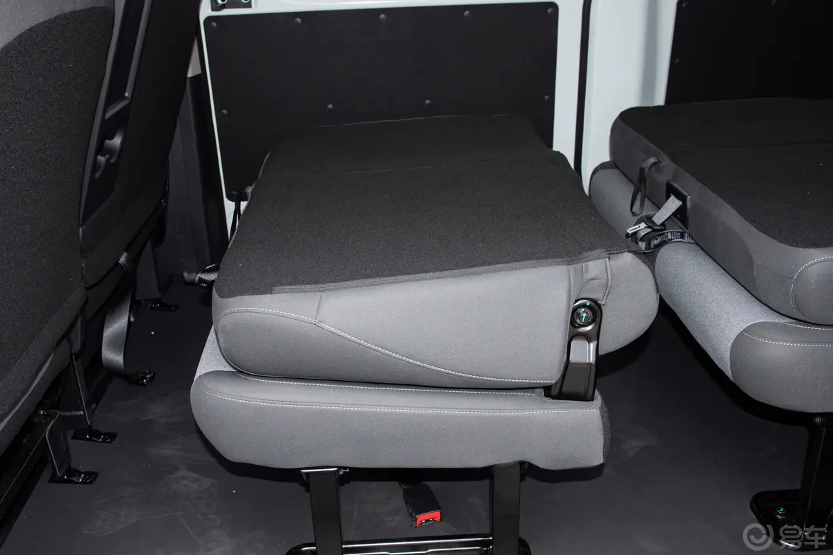 瑞驰R5客运智行超充版 305km 先锋型Ⅱ后排空间