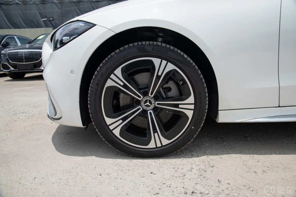 奔驰C级改款 C 260 L 4MATIC 运动版前轮毂造型