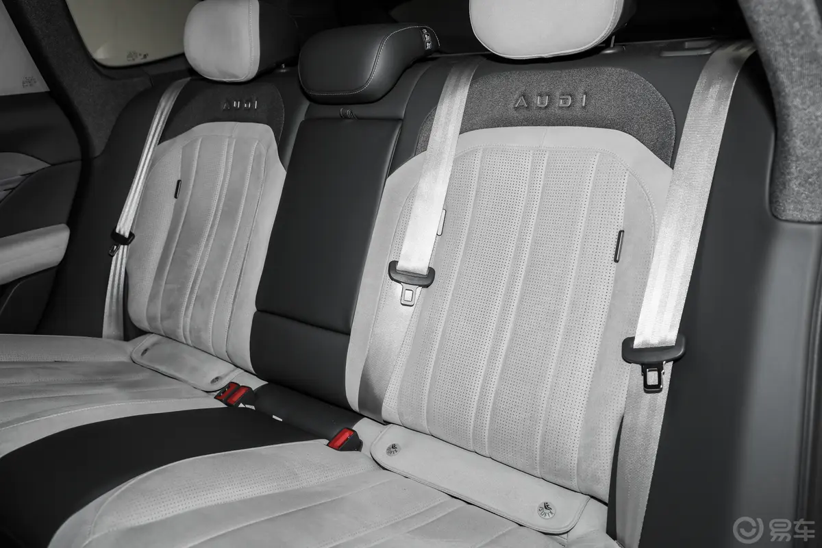 奥迪E5 Sportback两驱标准版后排空间