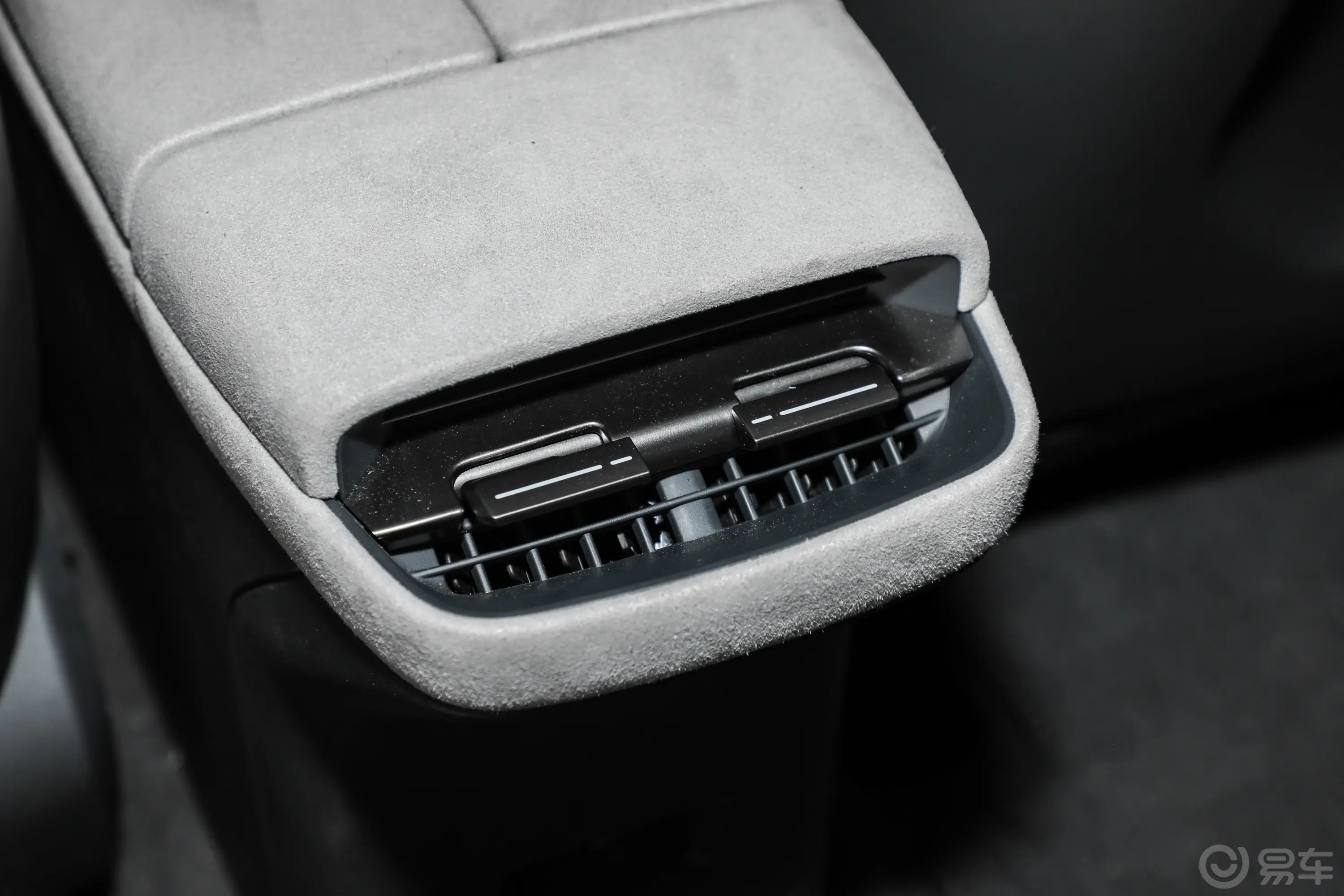 奥迪E5 Sportback两驱标准版后排(第二排)出风口