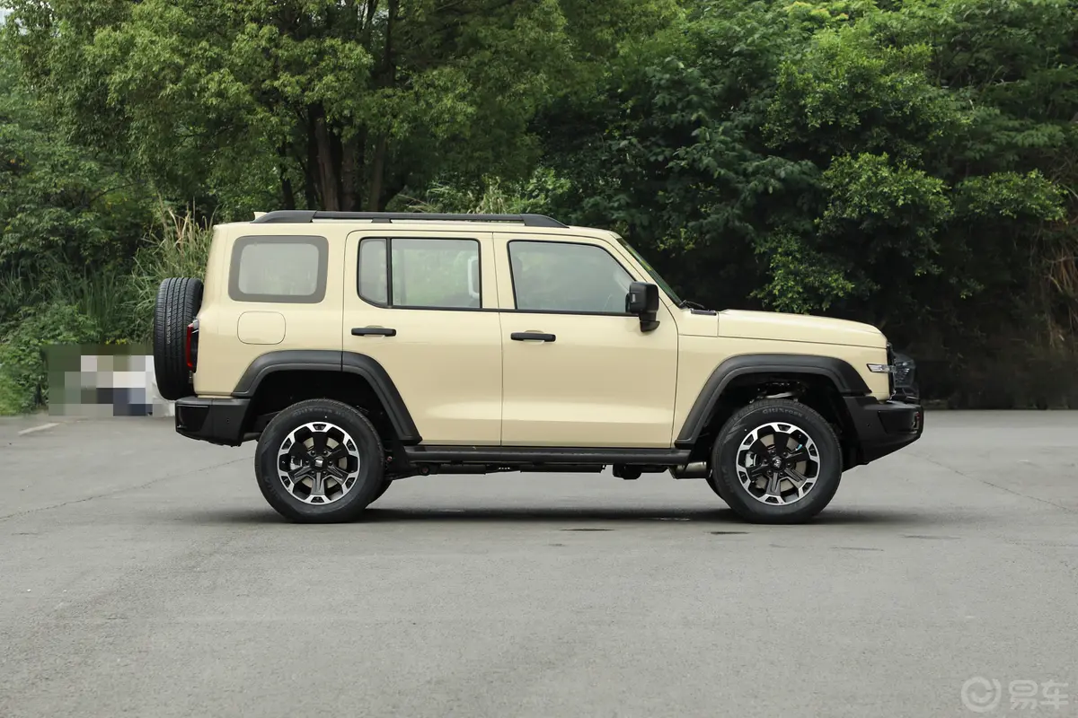 坦克300新能源2.0T Hi4-T正侧车头向右水平