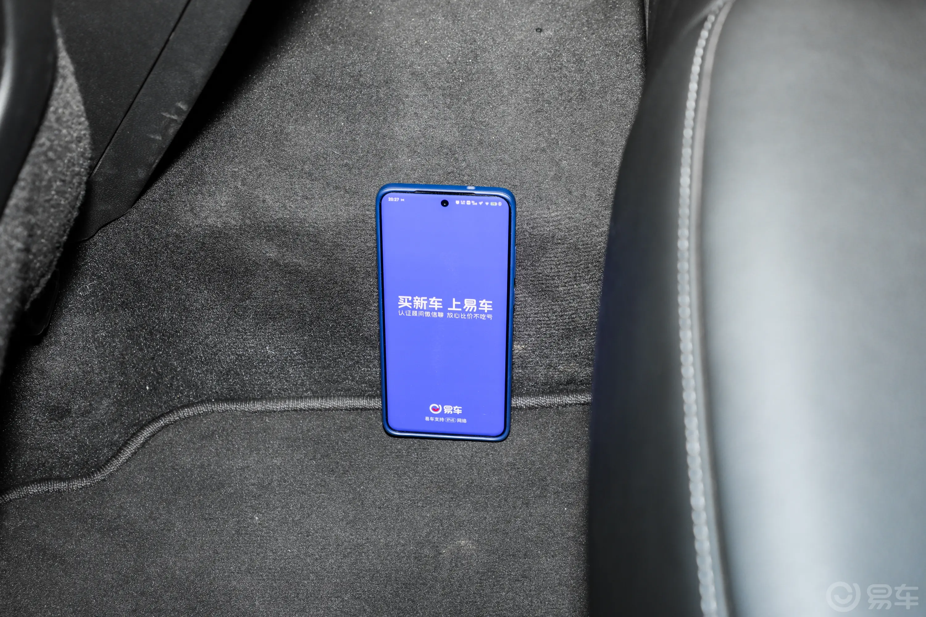 凯迪拉克XT4改款 28T 两驱豪华型后排地板中间位置