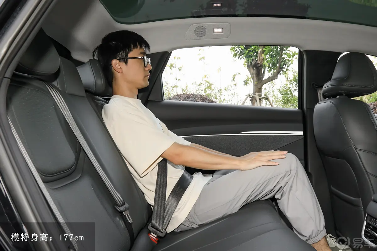 小鹏MONA M03600km 超长续航Max版后排空间体验