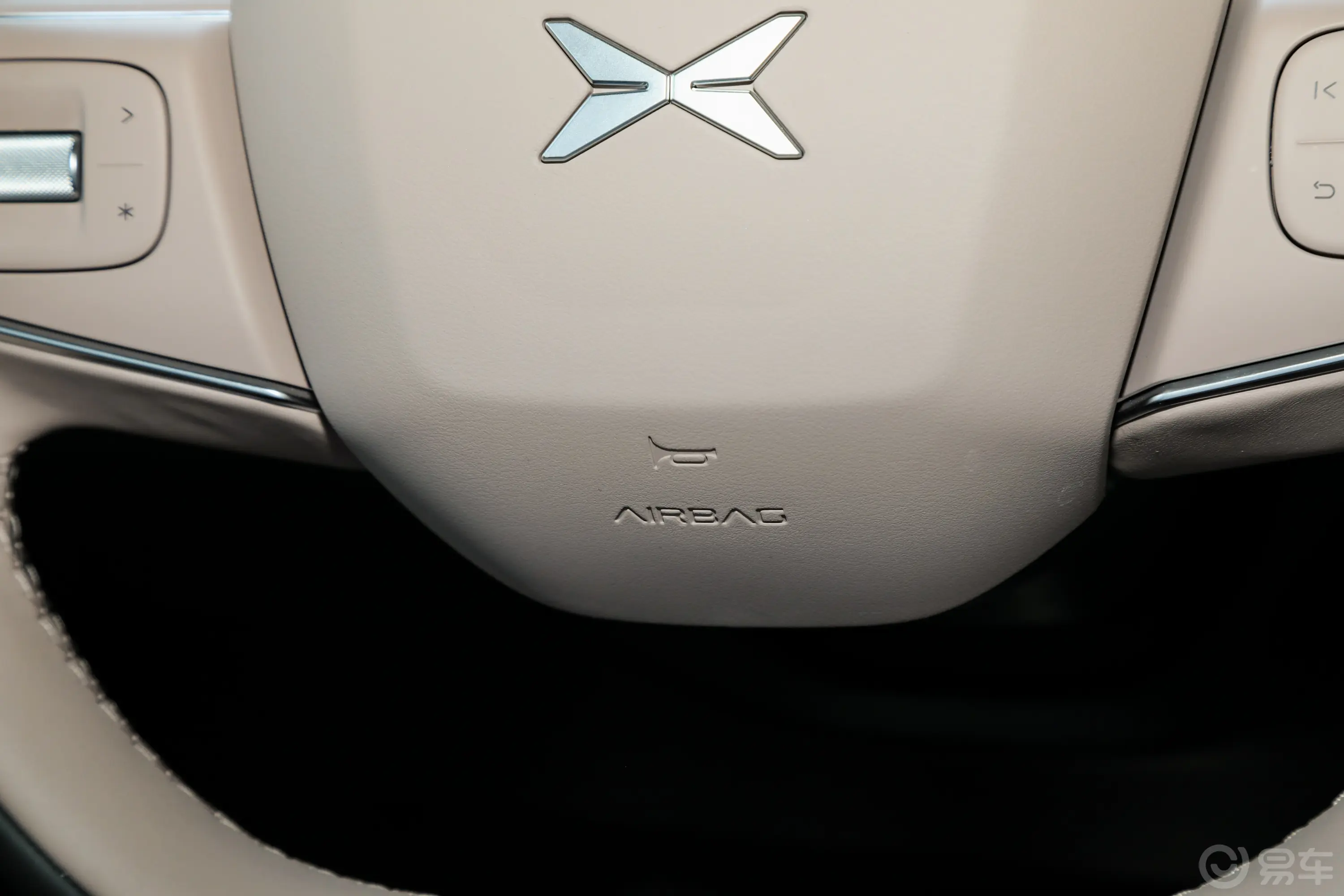 小鹏MONA M03600km Max版主驾安全气囊