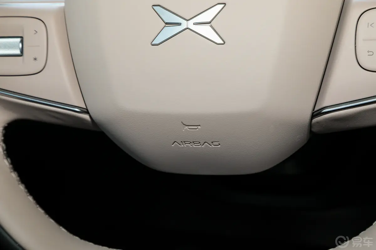 小鹏MONA M03600km Max版主驾安全气囊