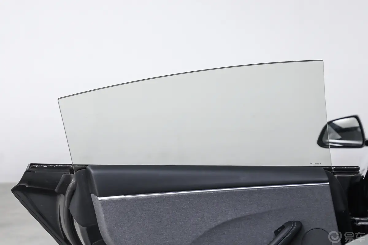 Model 3634km 后轮驱动版后排侧窗遮阳帘