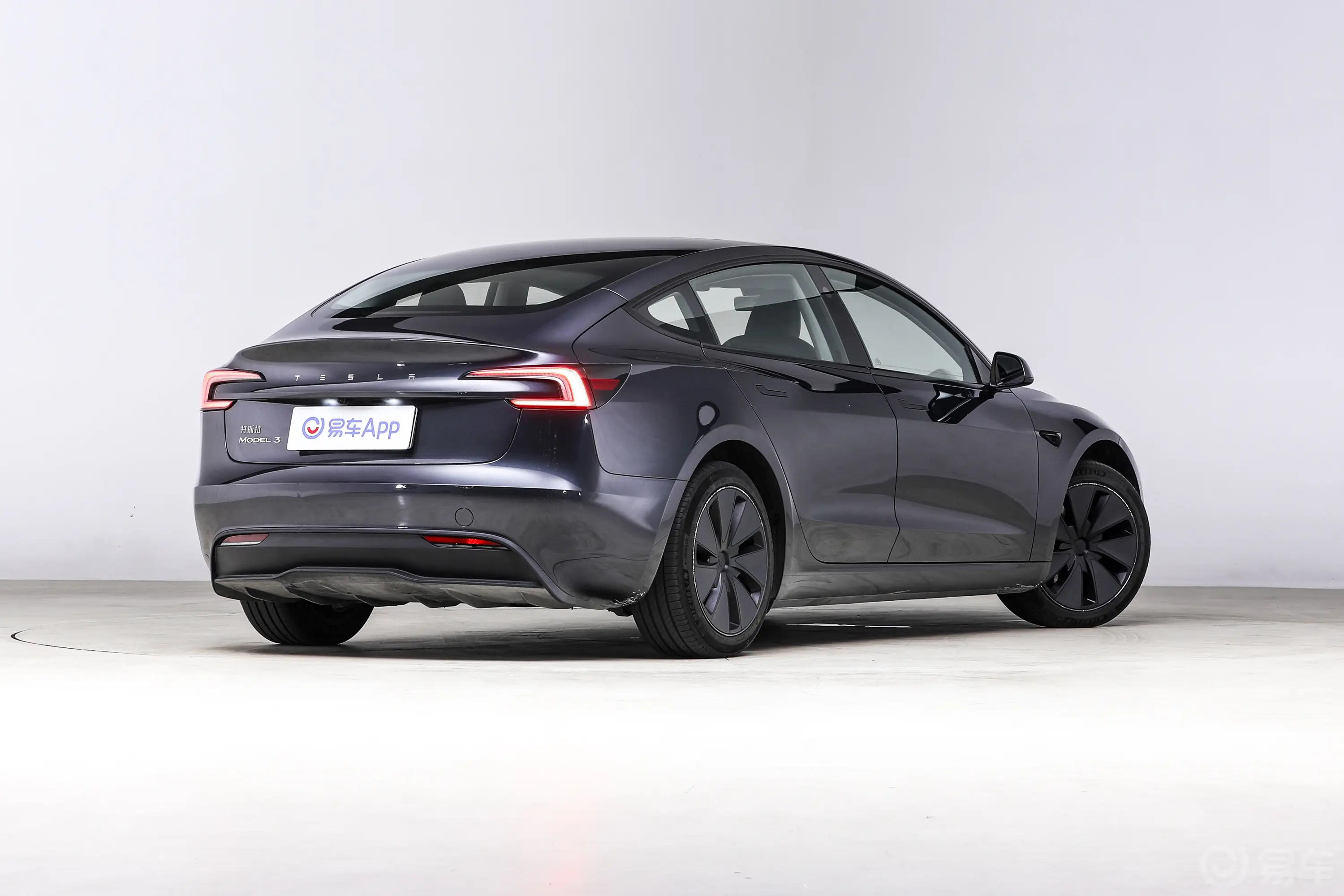 Model 3634km 后轮驱动版侧后45度车头向右水平