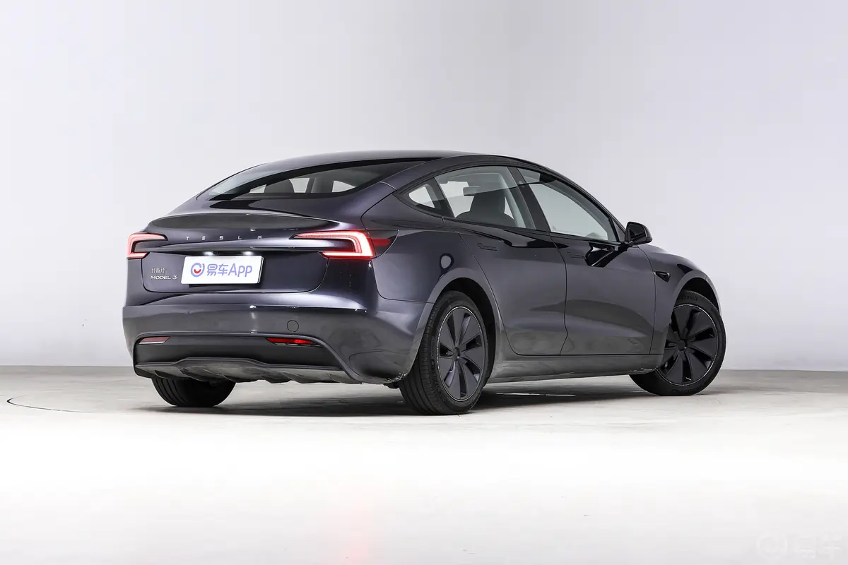 Model 3634km 后轮驱动版侧后45度车头向右水平
