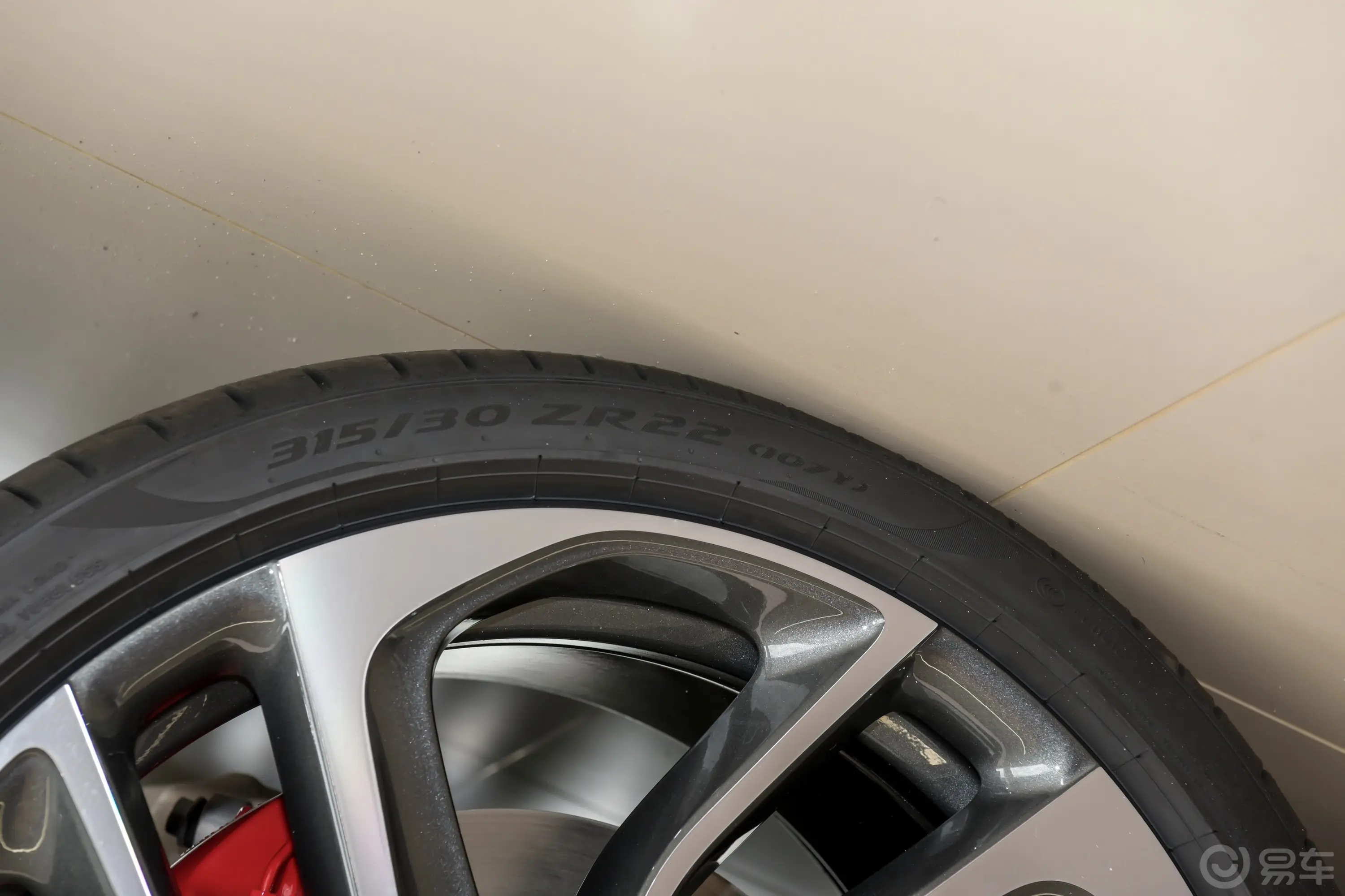 欧陆 插电混动GT 4.0T 81km 极致版后轮胎尺寸