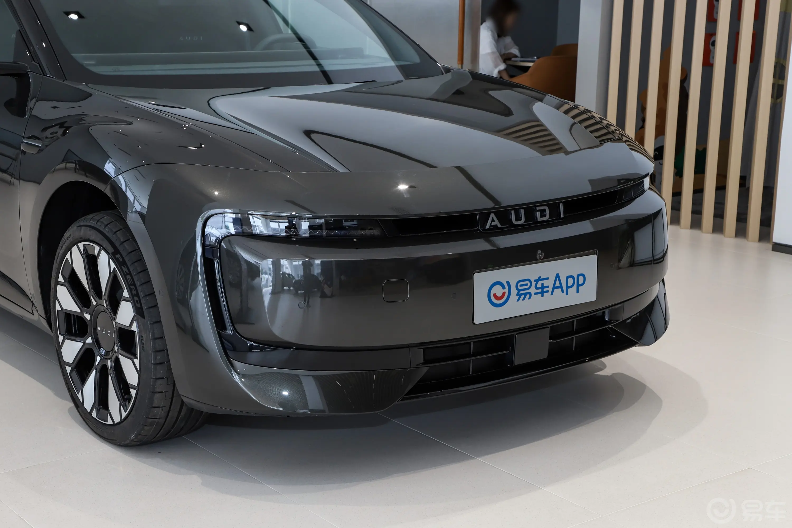 奥迪E5 Sportback两驱标准版前格栅侧俯拍