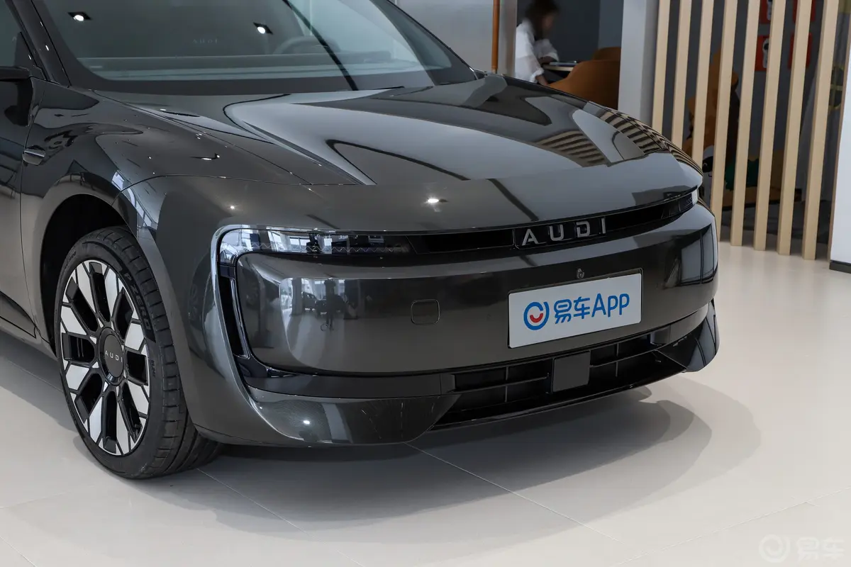 奥迪E5 Sportback两驱标准版前格栅侧俯拍