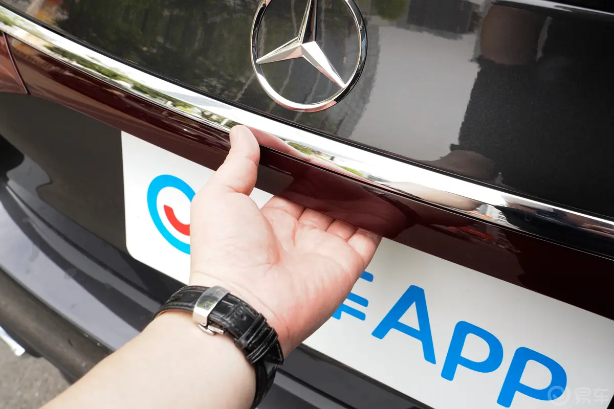 奔驰E级(进口)改款 E 300 时尚型运动版后备厢