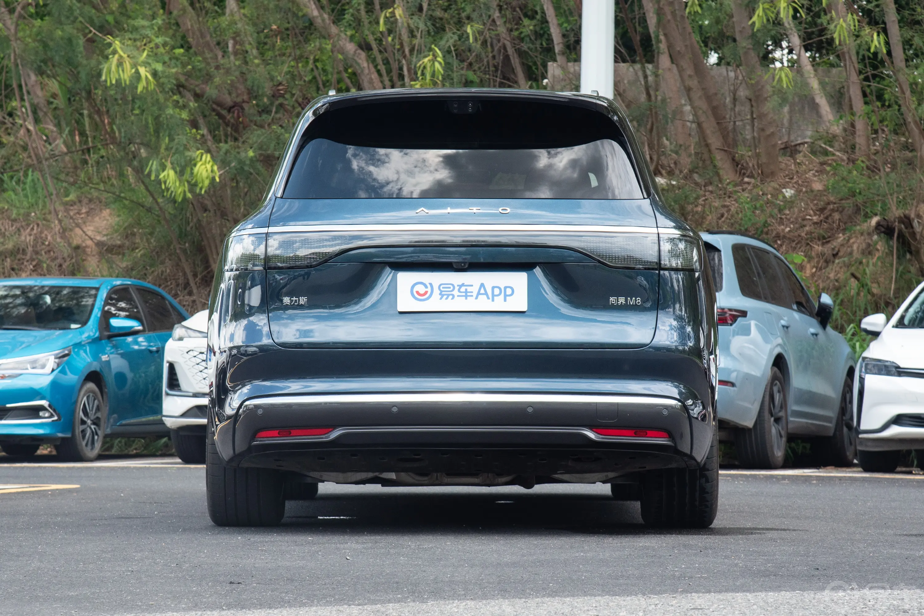 问界M8增程版 310km Ultra 5座正后水平