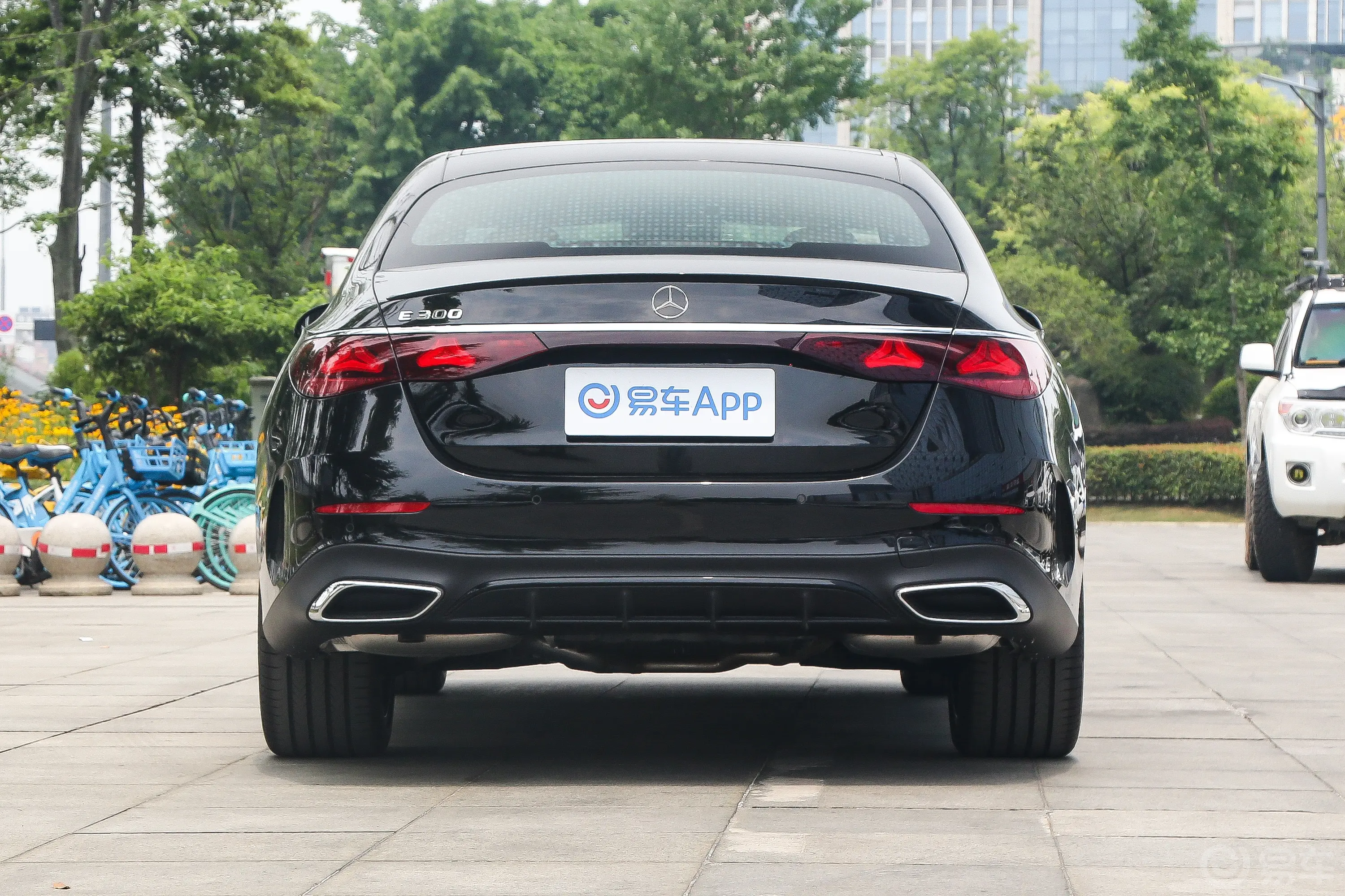 奔驰E级(进口)改款 E 300 豪华型运动版正后水平