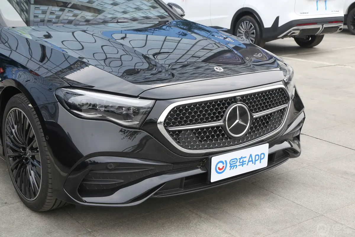 奔驰E级(进口)改款 E 300 豪华型运动版前格栅侧俯拍