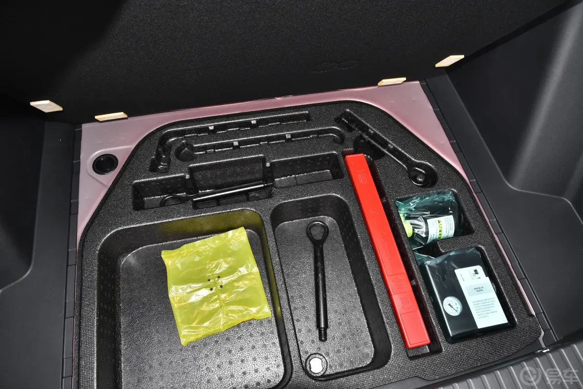 丰田bZ5630km MAX 智行版随车工具