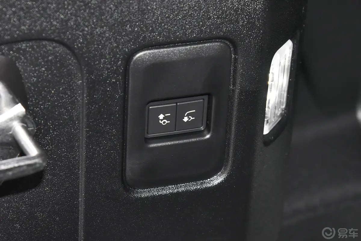 卫士90 5.0S 525PS V8后备厢