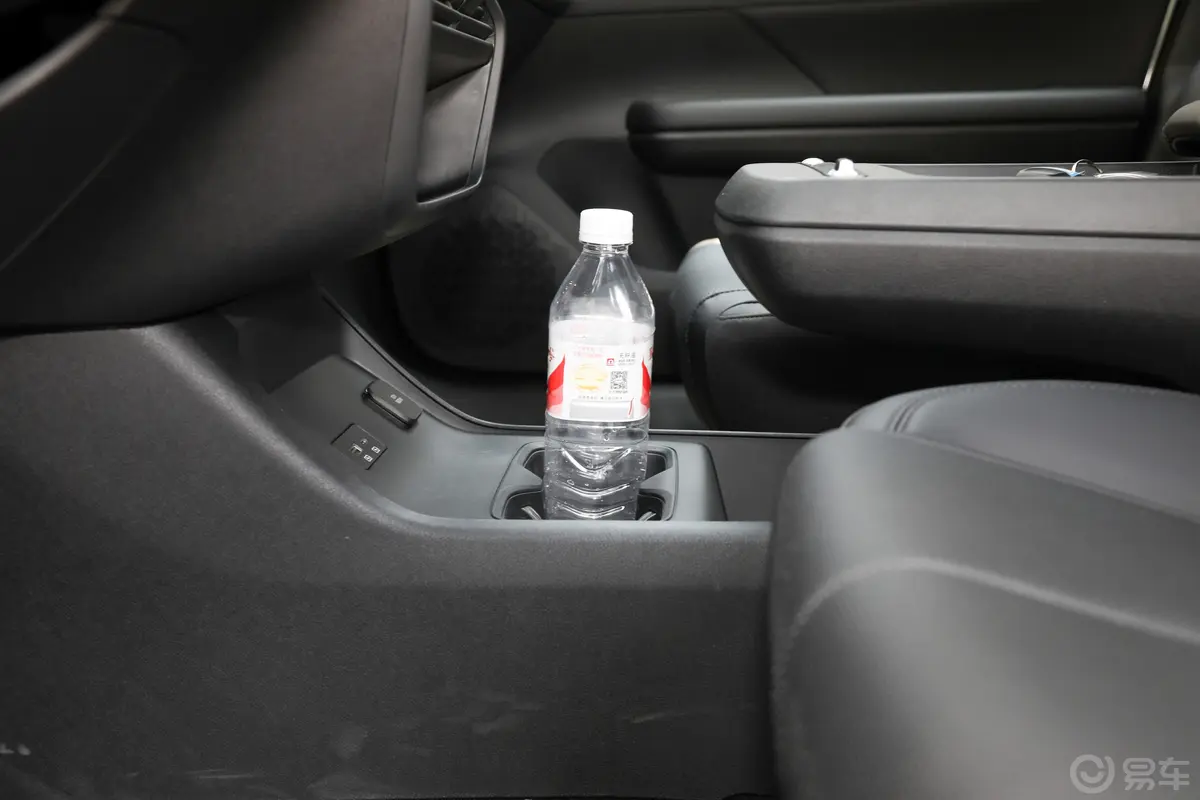 比亚迪e7520km 智惠版前排杯架