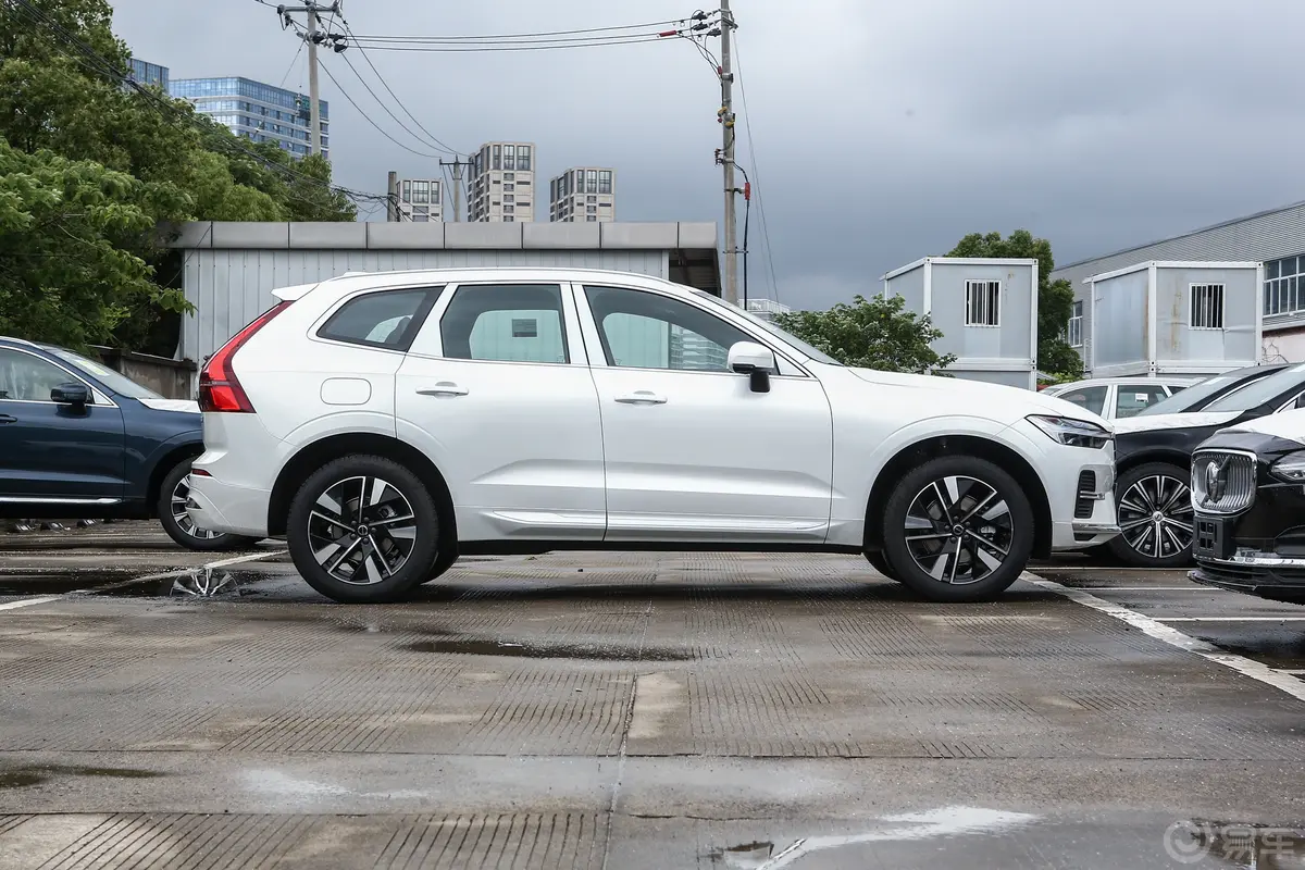 沃尔沃XC60B5 四驱智远豪华版正侧车头向右水平