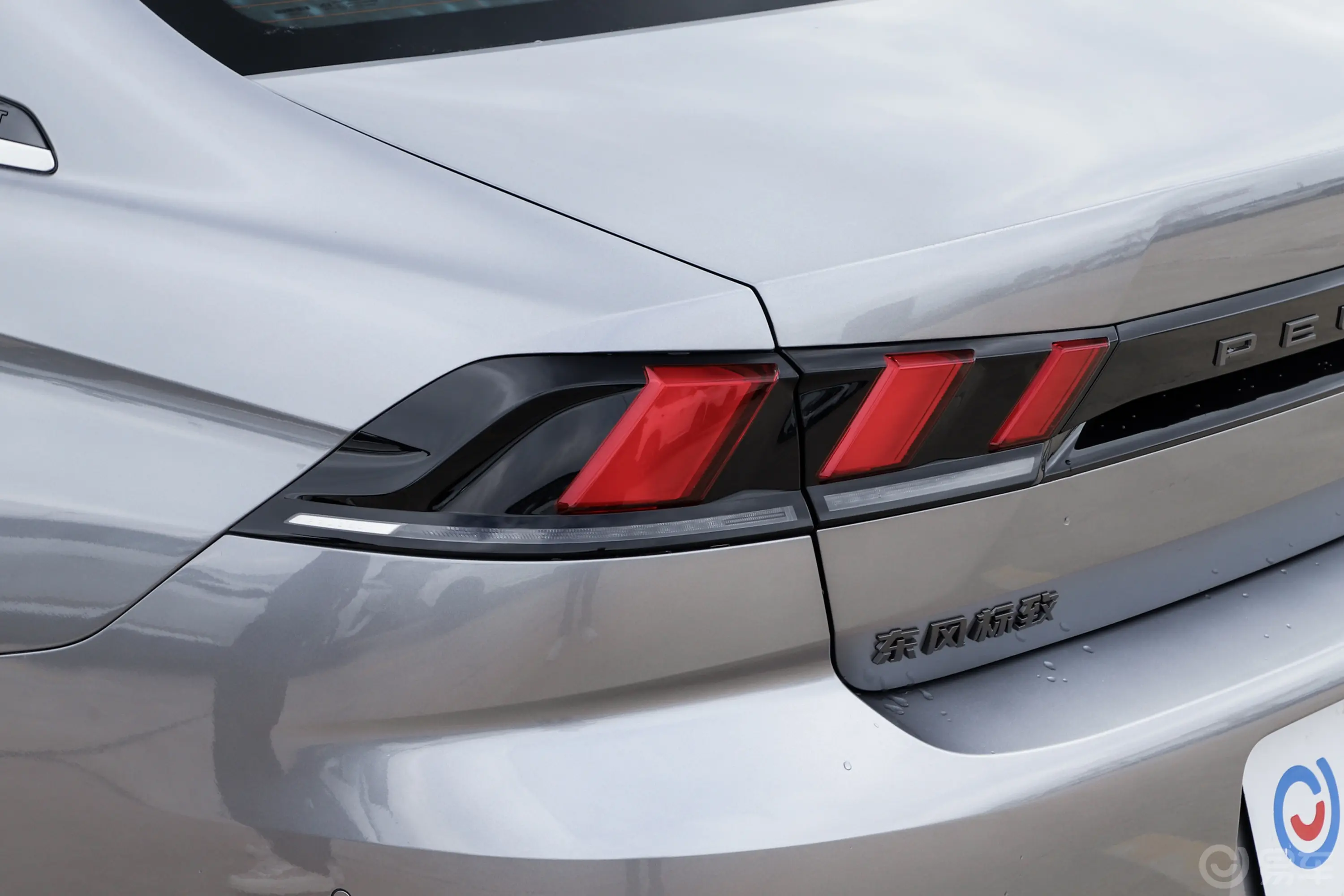 标致508L400THP 驭享旗舰版尾灯侧45度俯拍