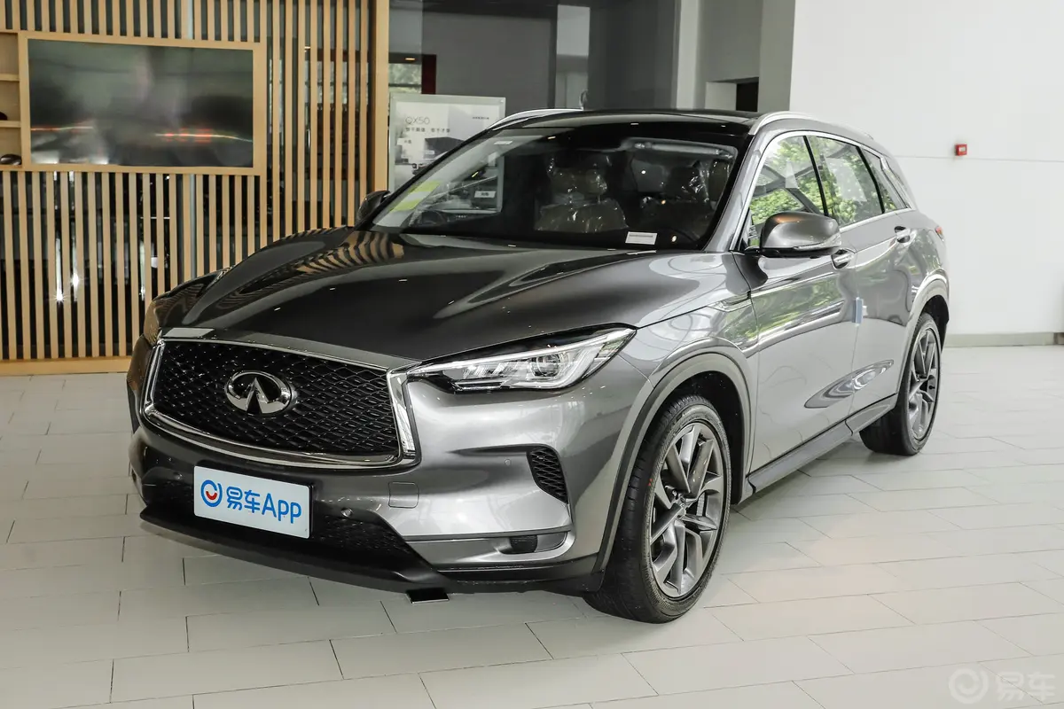 英菲尼迪QX502.0T 两驱领航版侧前45度车头向左水平