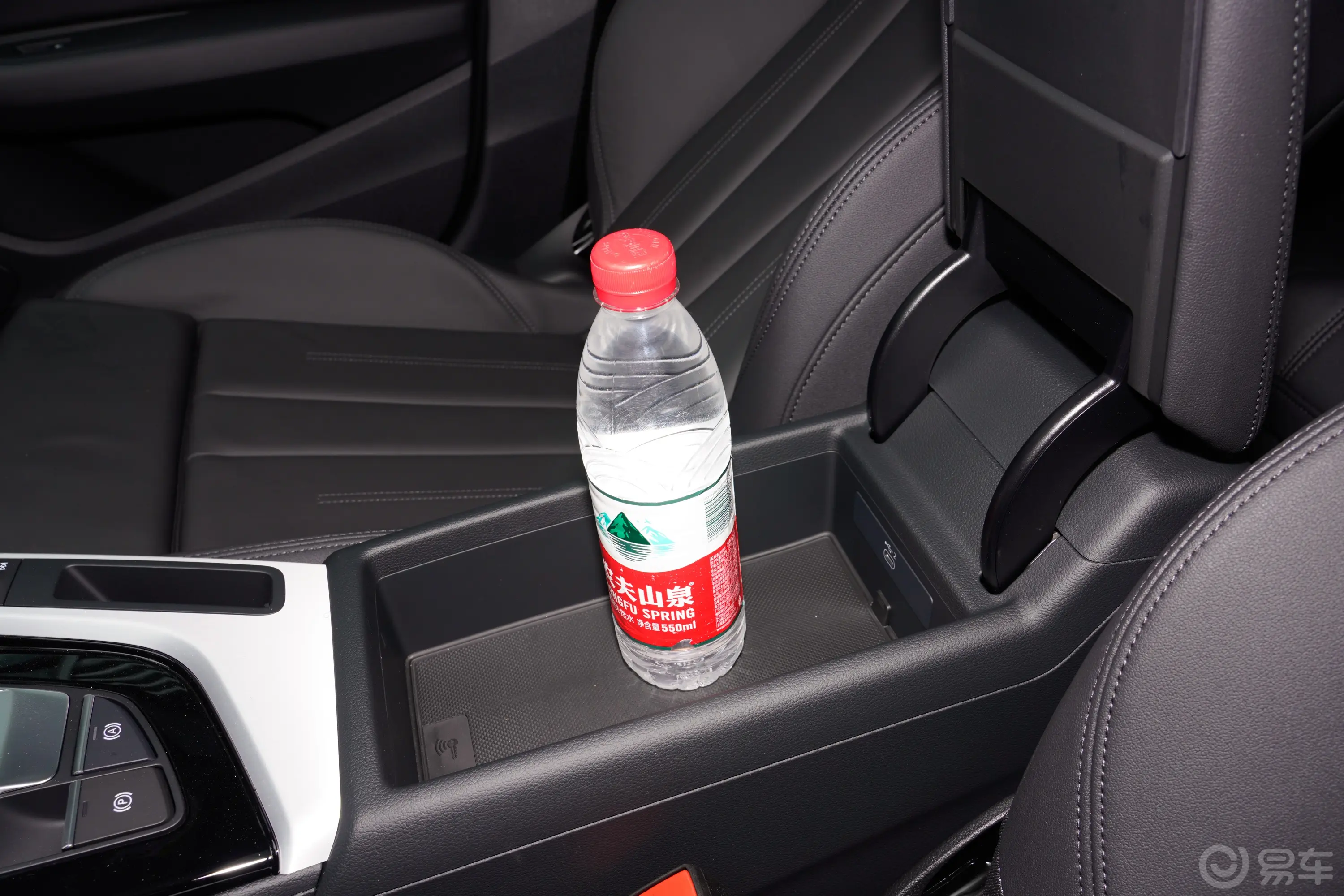 奥迪A5Sportback 40 TFSI 典藏版 时尚动感型前排扶手箱储物格