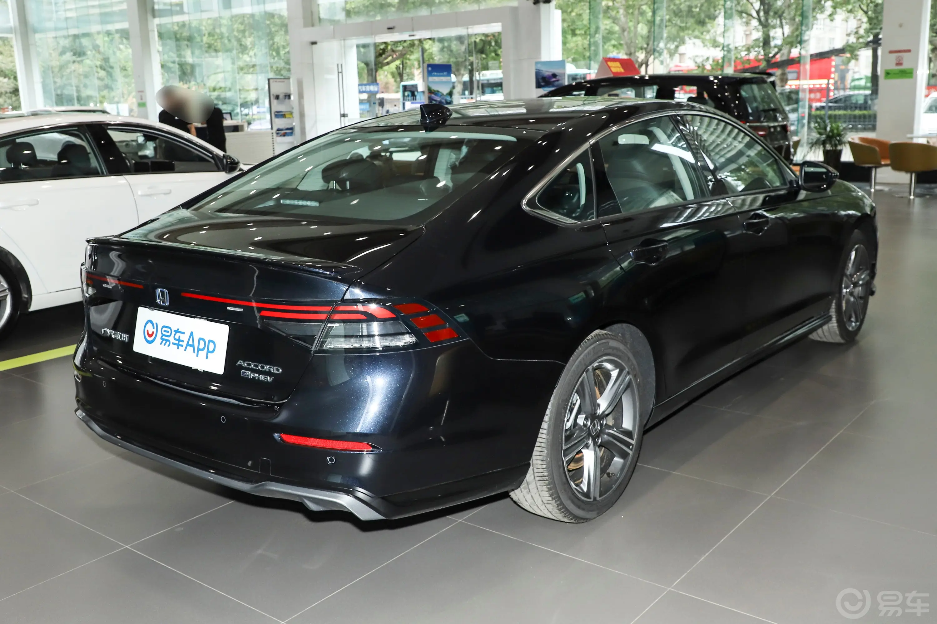 【雅阁 e:PHEV2.0L 82km 尊贵版侧后45度车头向右水平图片-汽车图片大全】-易车