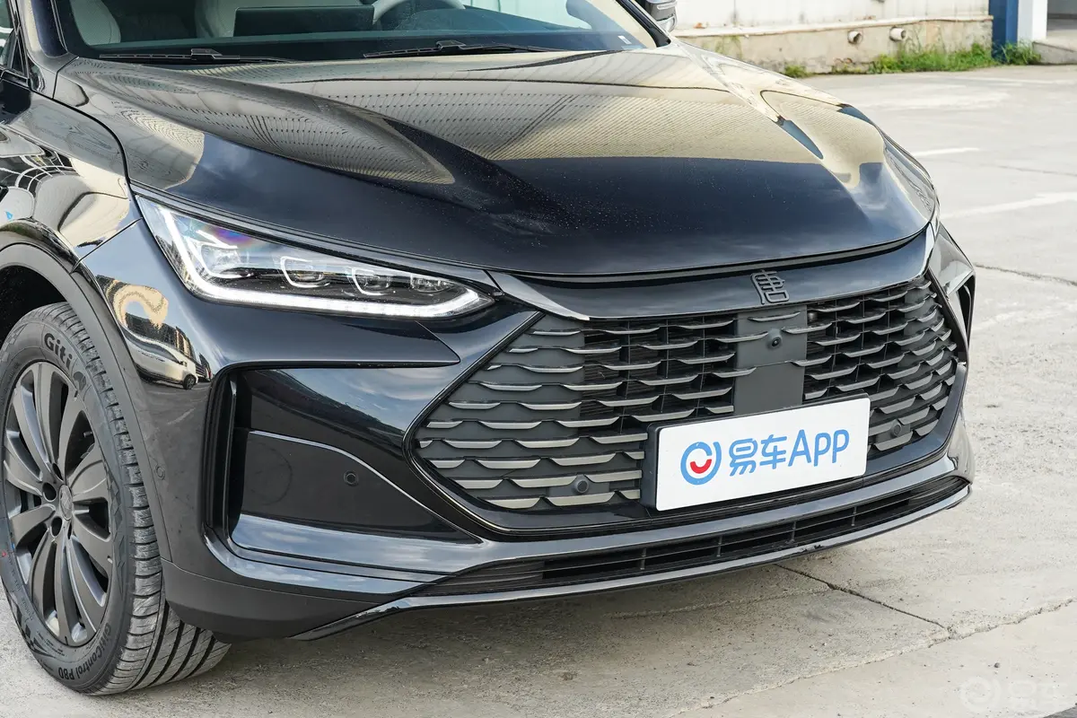 唐DM-i 智驾版 1.5T 175km 尊贵型前格栅侧俯拍