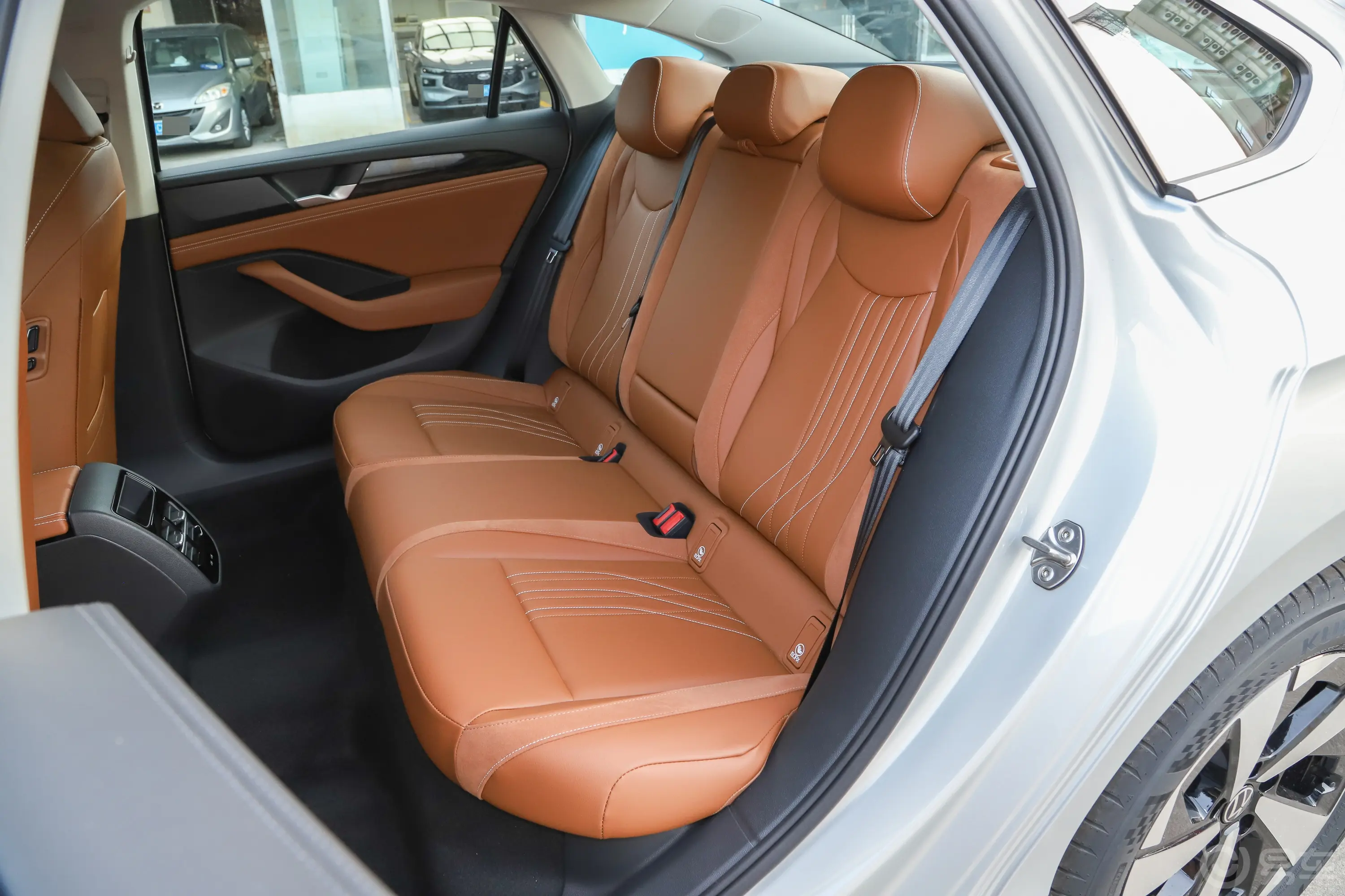 迈腾300TSI 尊享版显眼包后排座椅