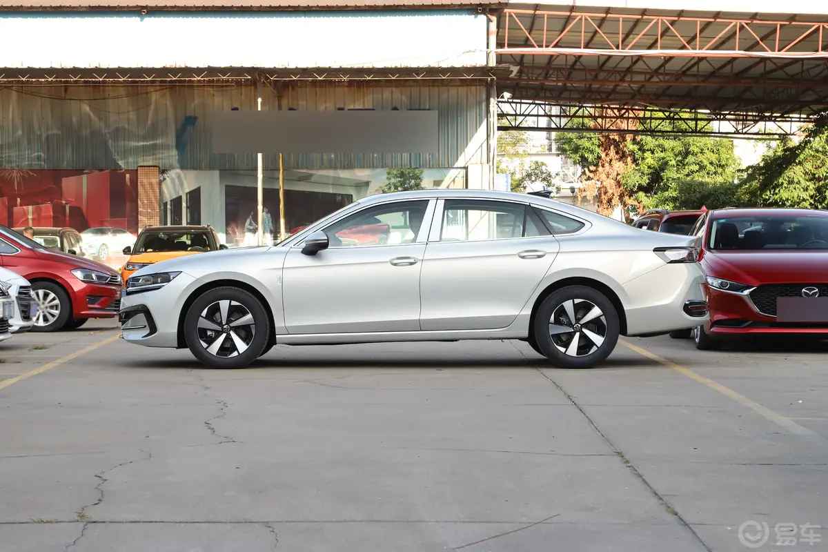 迈腾300TSI 尊享版显眼包正侧车头向左水平