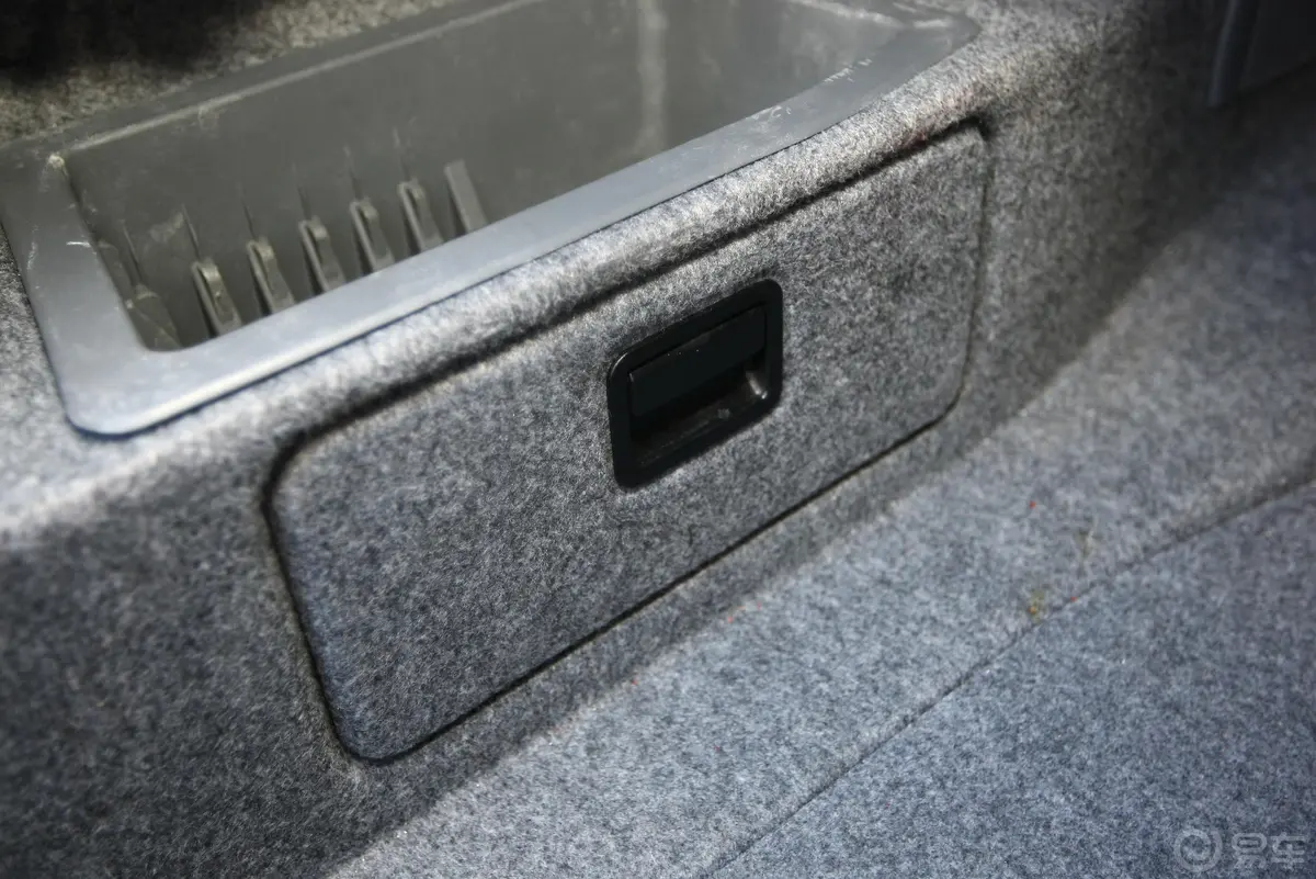 宝马M3双门轿跑车行李箱储物格