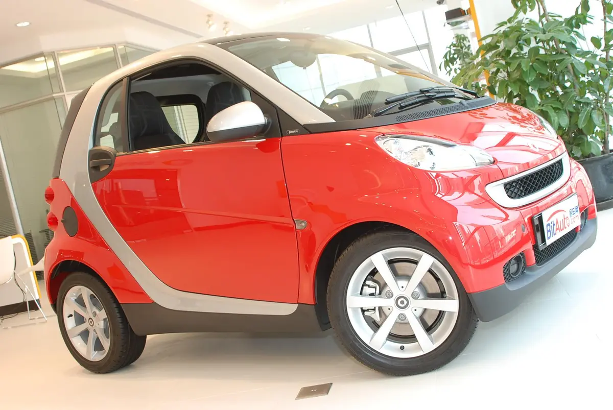 smart fortwocoupe 标准版侧前45度车头向右水平