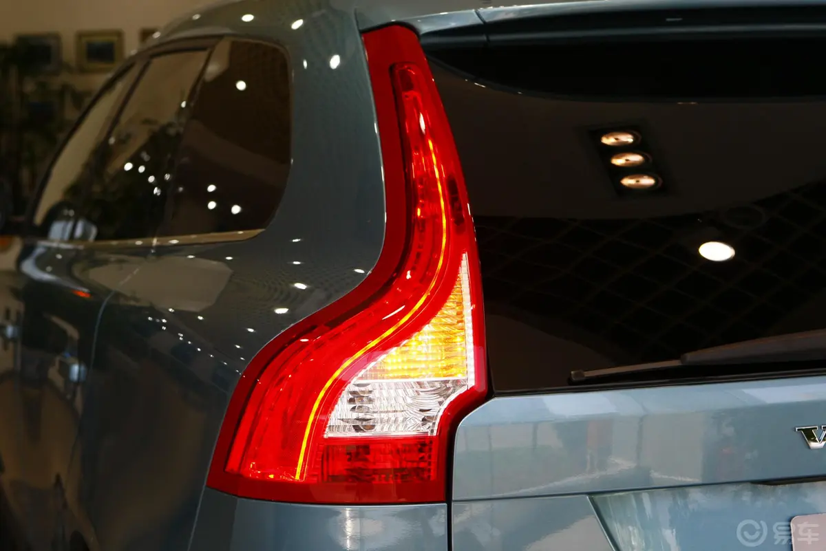 沃尔沃XC60(进口)T6 AWD 智雅版尾灯侧45度俯拍