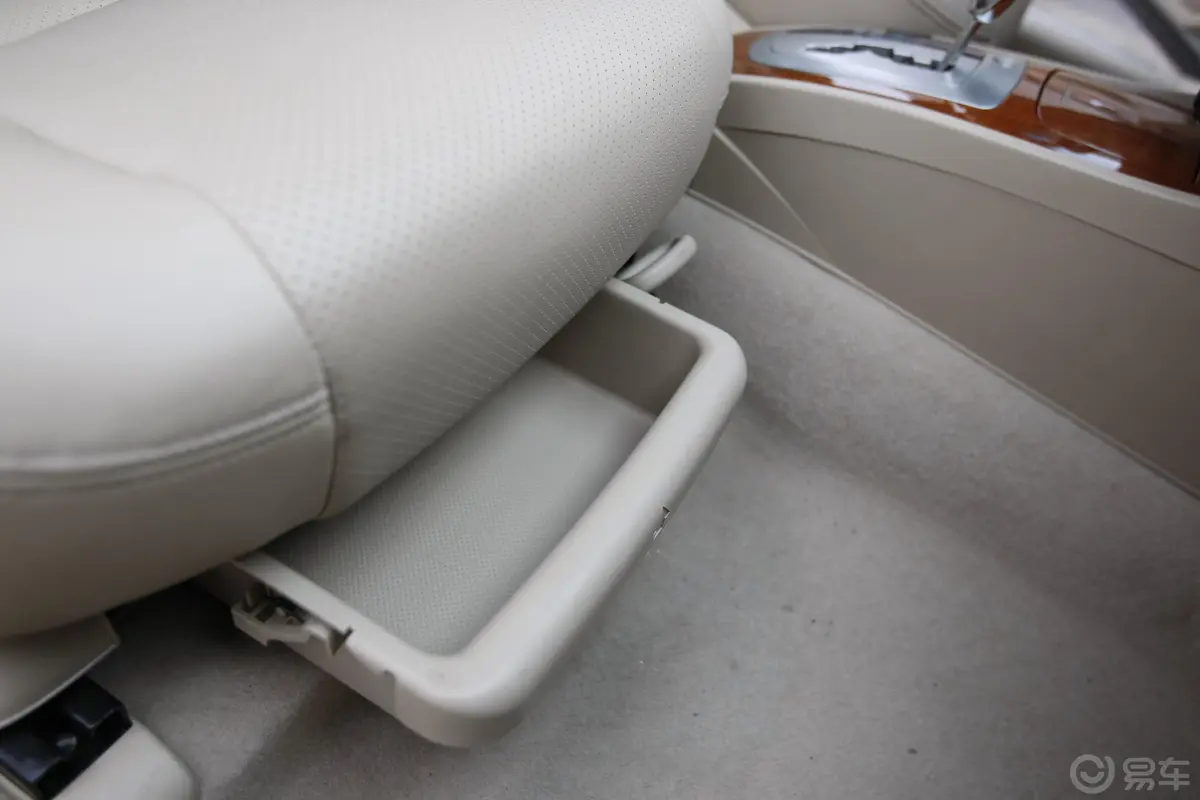 凯越1.8 LE—AT 导航版副驾驶座椅下储物箱