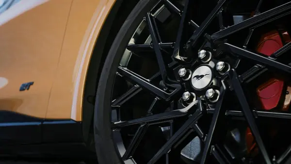 20寸多幅GT黑化轮圈、Brembo全铝四活塞前轮定钳
