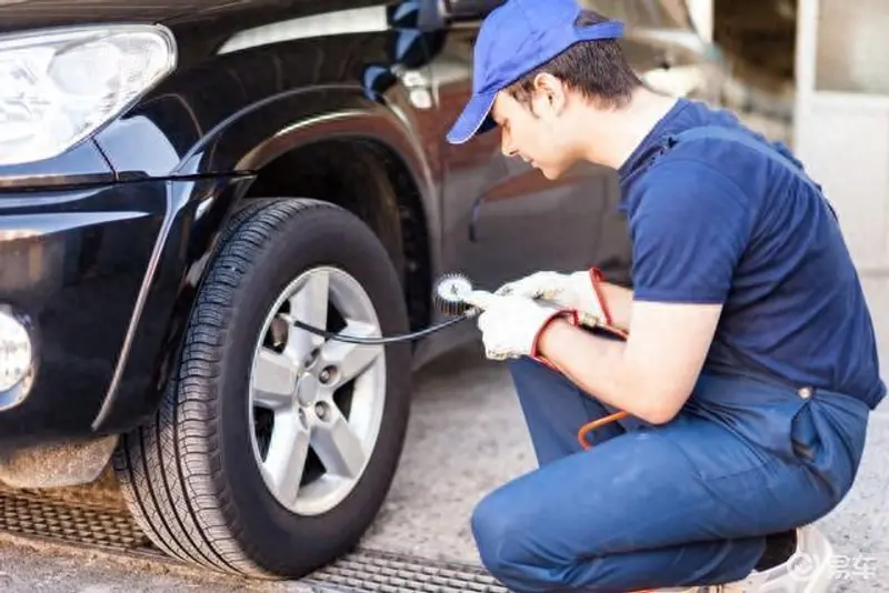 修理工提醒：为了行车安全，冬季必须检查胎压并适当补气-有驾