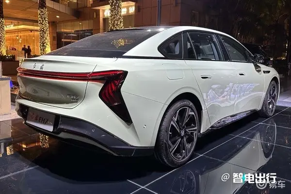 红旗EH7售1X.XX-2X.XX万元换新车标 续航820km-图4