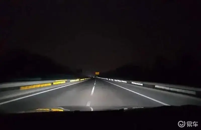 晚上在高速公路上行驶能开远光灯吗？能开远光灯，但有条件限制-有驾