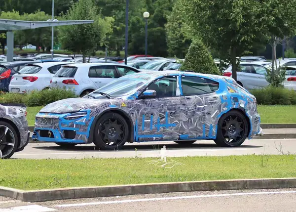 https___www.carscoops.com_wp-content_uploads_2024_06_Ferrari-EV-Mule-Scoop-2-1024x733