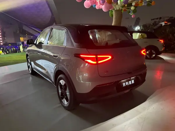 红色的汽车

中度可信度描述已自动生成