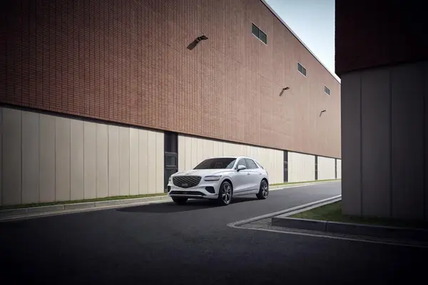 1.新款捷尼赛思GV70乌尤尼白