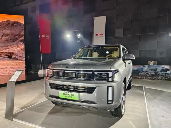 黑色的汽车

中度可信度描述已自动生成