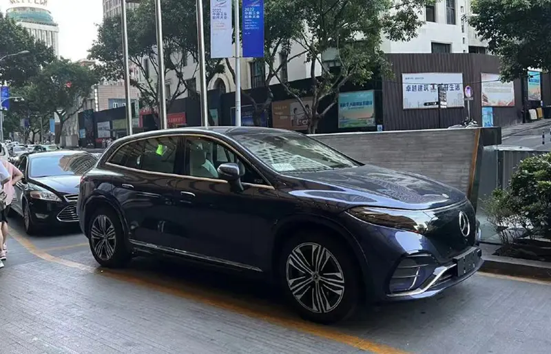 奔驰EQS SUV现身国内路试 预计年内亮相